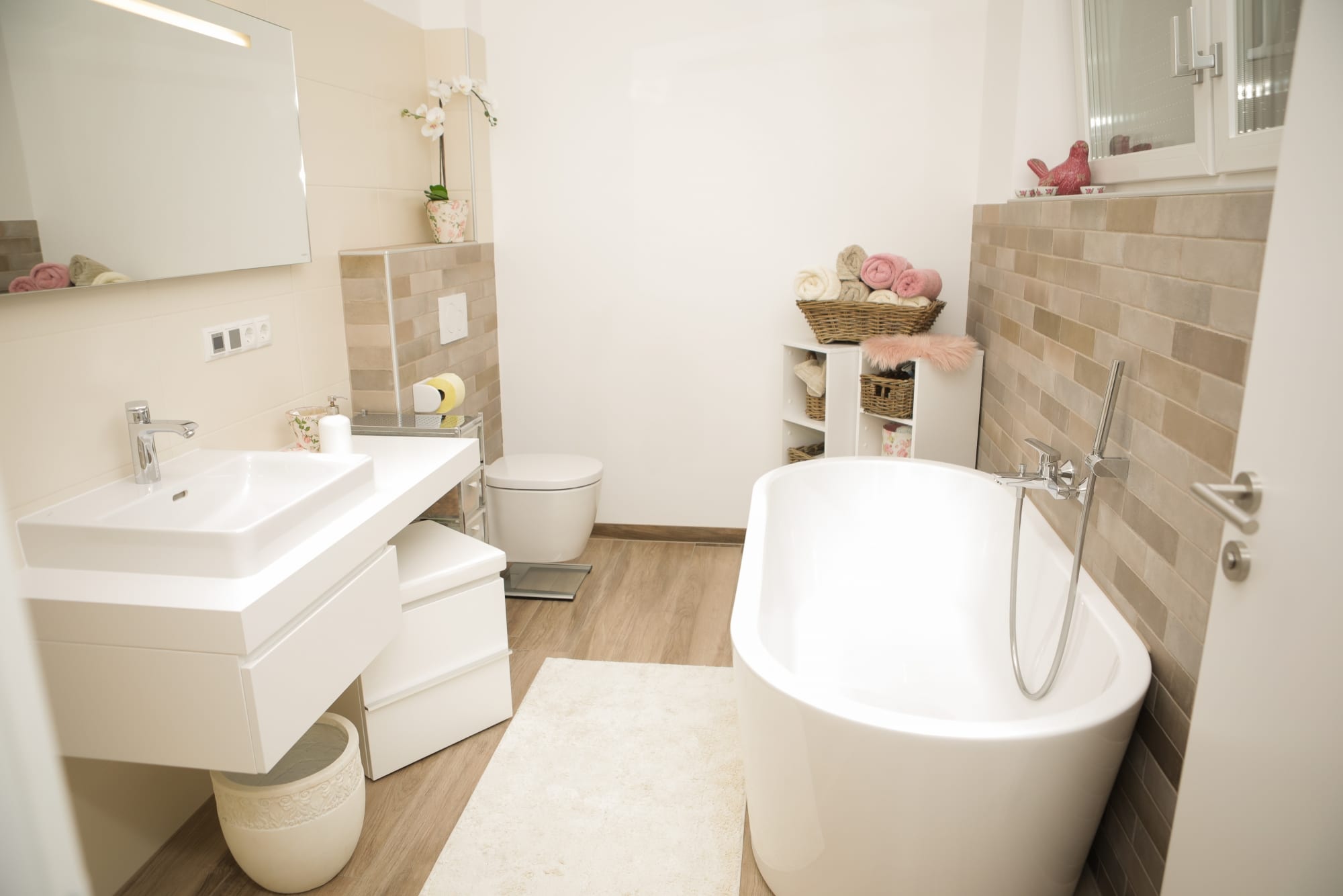 Badezimmer in weiß mit großer Badewanne vom Badexperten Strommer aus der Lipizzanerheimat Badezimmer in weiß mit großer Badewanne vom Badexperten Strommer aus der Lipizzanerheimat